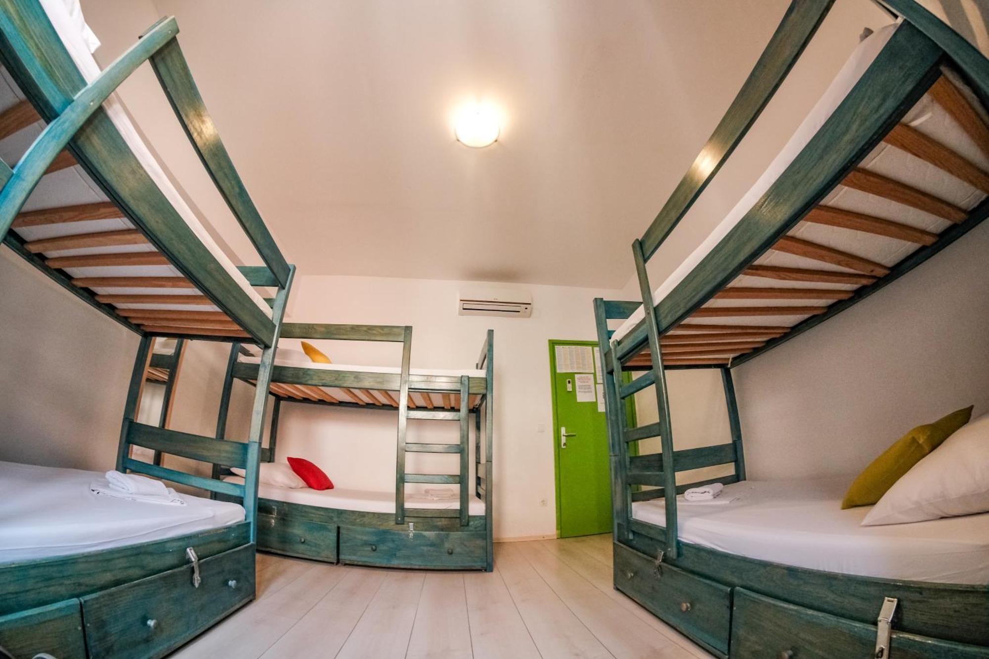 White Rabbit Hostel Χβαρ Εξωτερικό φωτογραφία