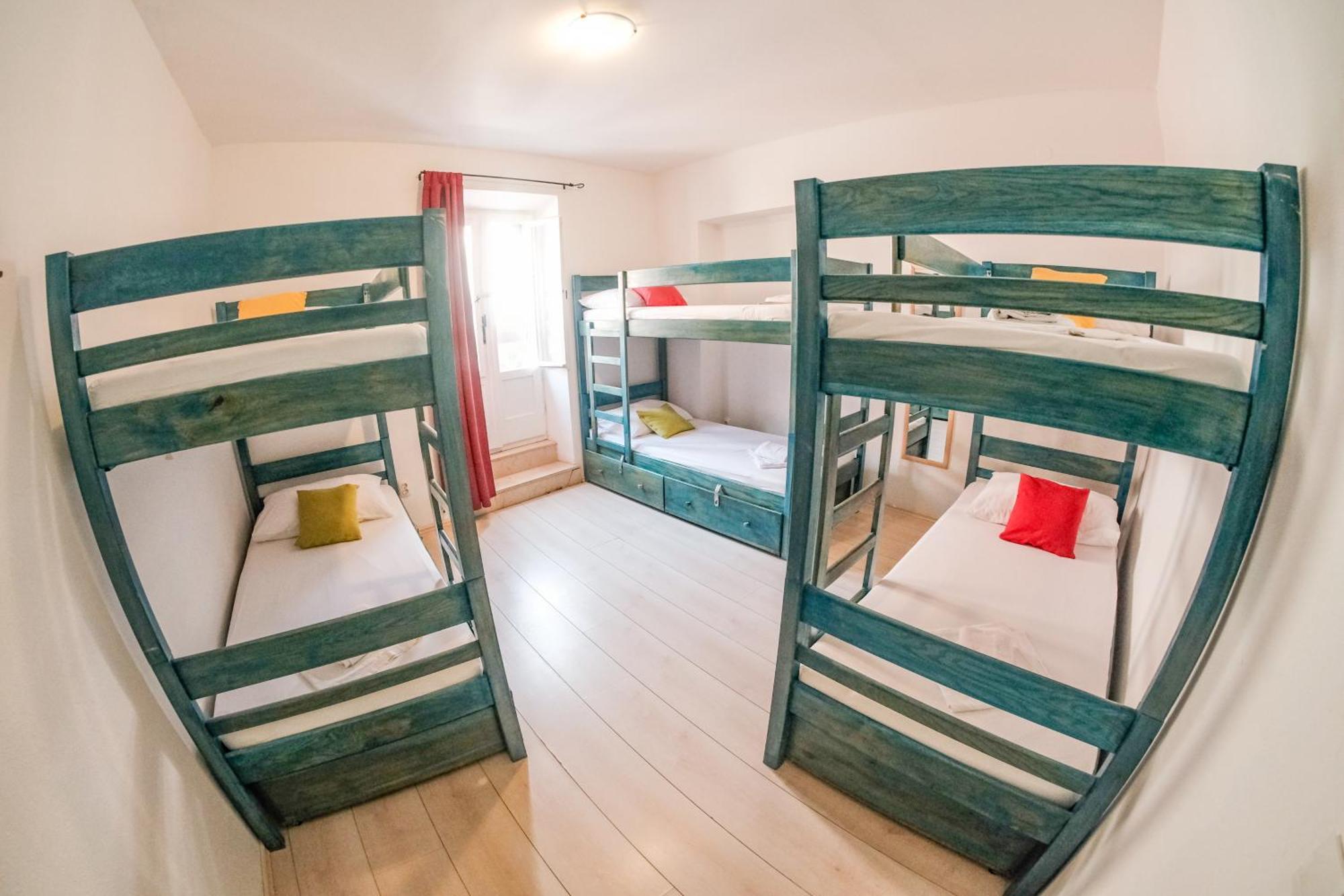 White Rabbit Hostel Χβαρ Εξωτερικό φωτογραφία