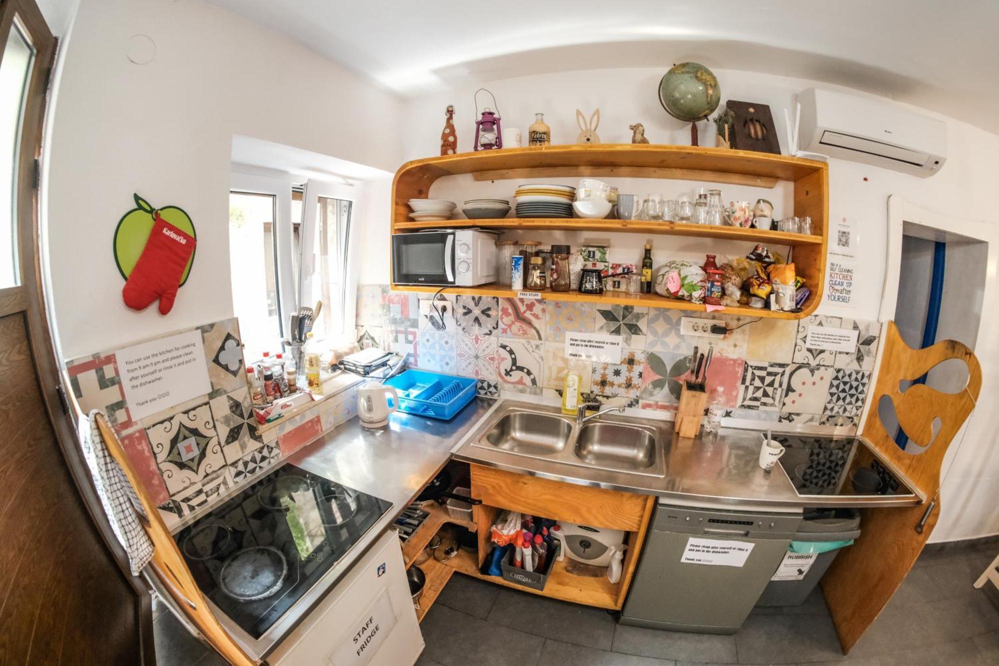 White Rabbit Hostel Χβαρ Εξωτερικό φωτογραφία