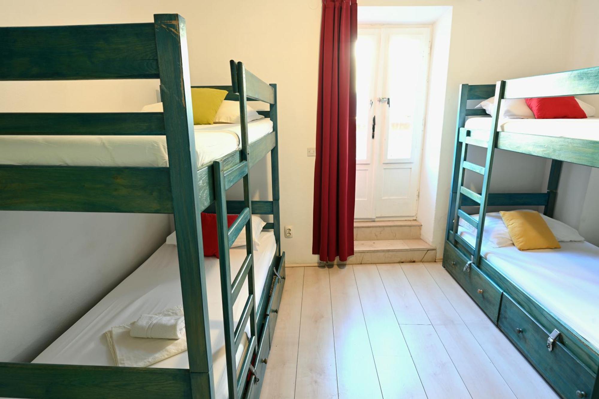 White Rabbit Hostel Χβαρ Εξωτερικό φωτογραφία