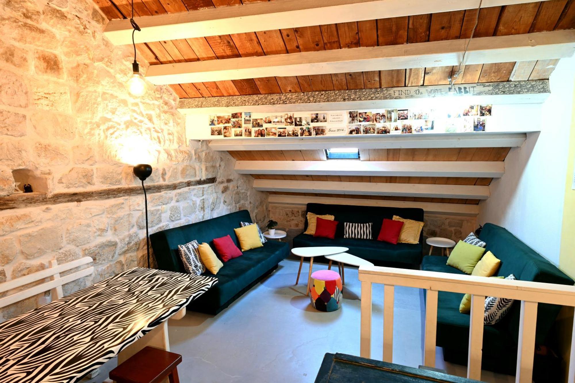 White Rabbit Hostel Χβαρ Εξωτερικό φωτογραφία