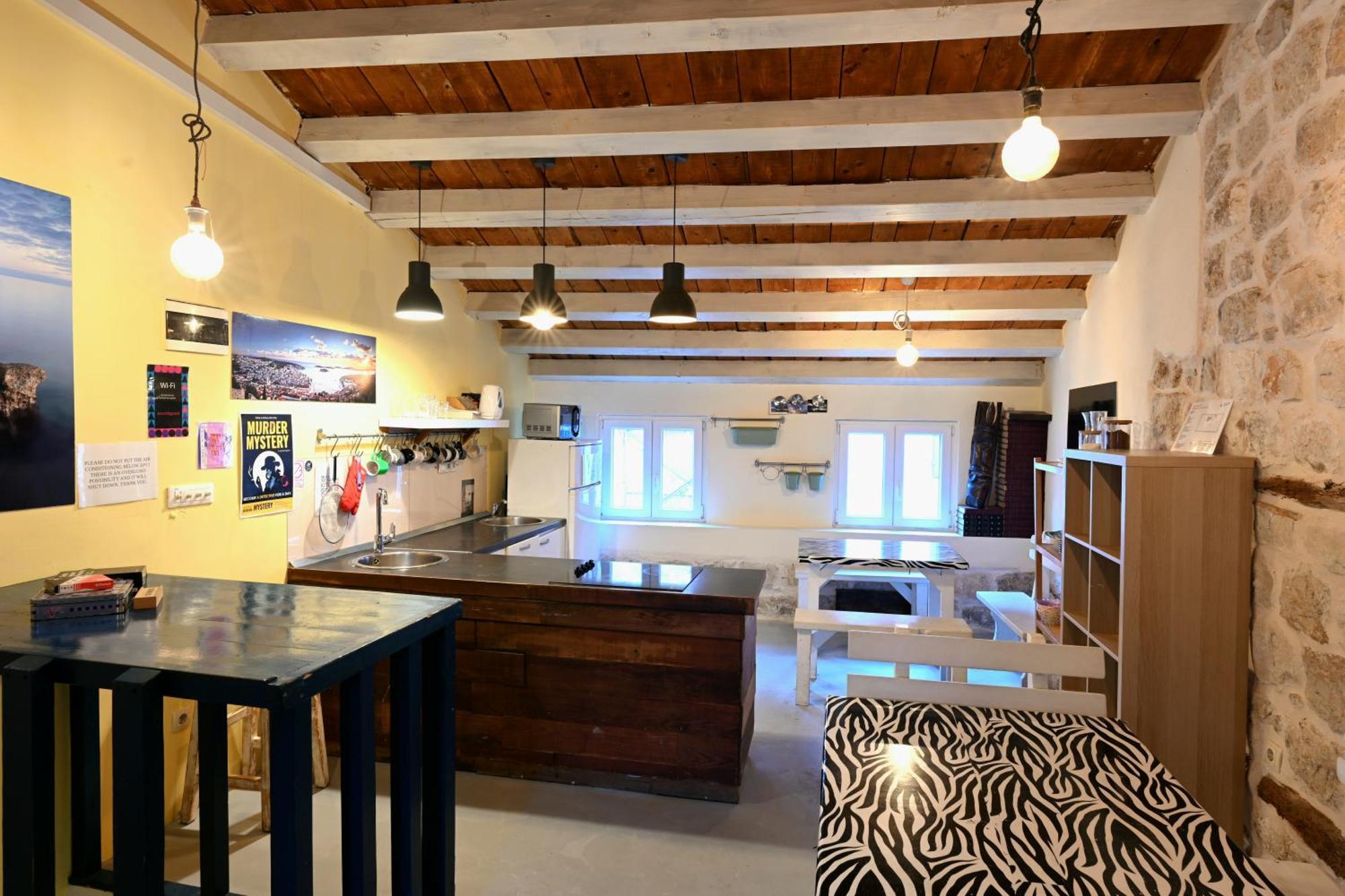 White Rabbit Hostel Χβαρ Εξωτερικό φωτογραφία