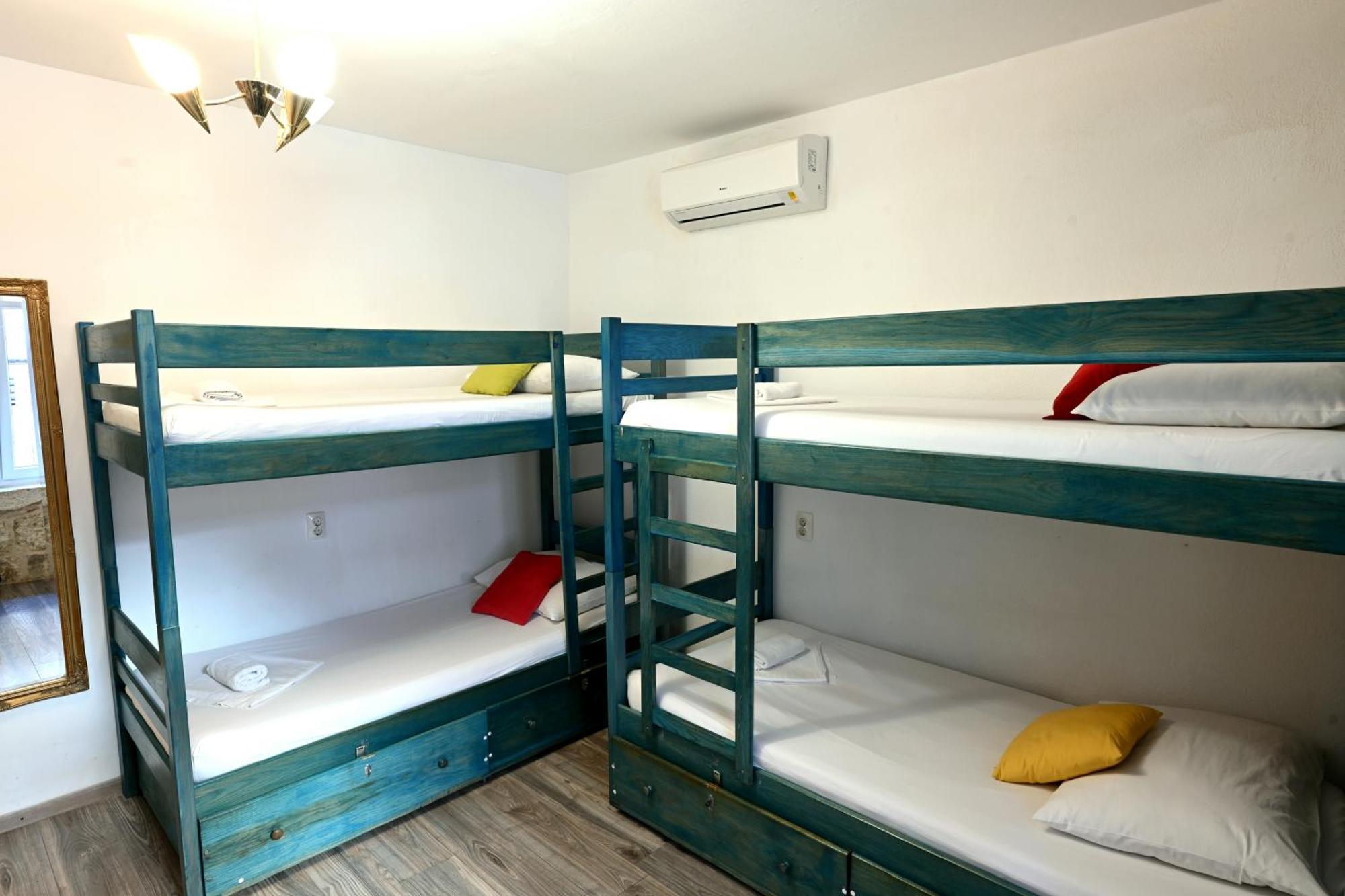 White Rabbit Hostel Χβαρ Εξωτερικό φωτογραφία