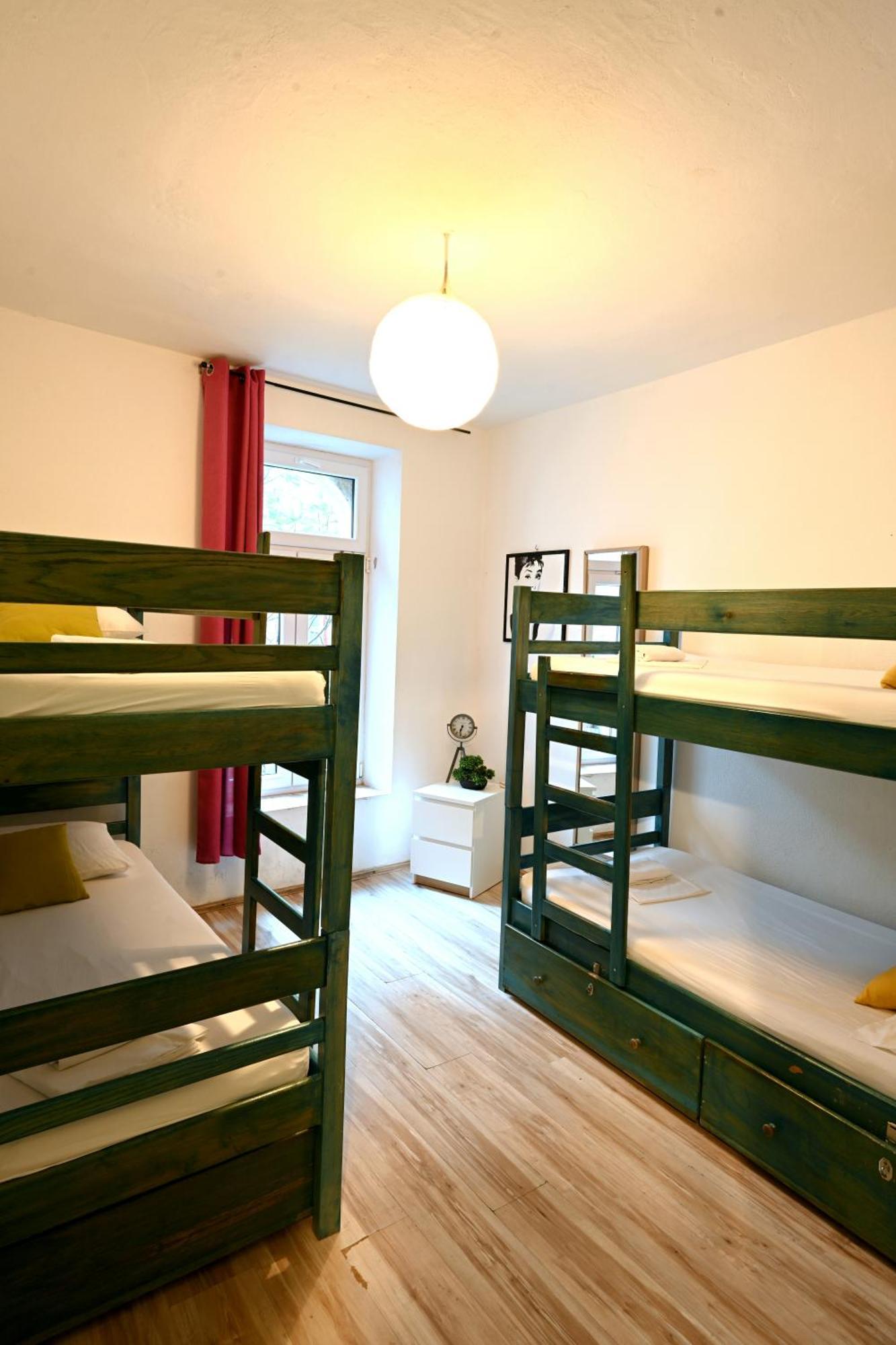 White Rabbit Hostel Χβαρ Εξωτερικό φωτογραφία