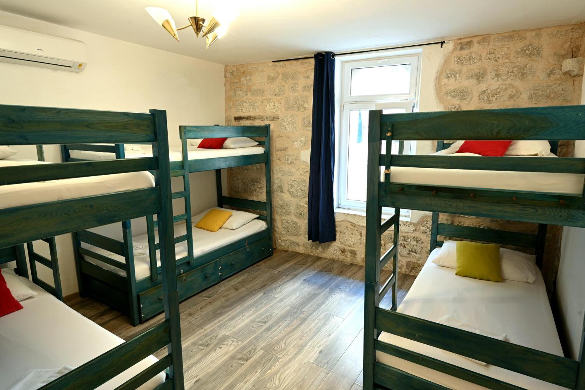 White Rabbit Hostel Χβαρ Εξωτερικό φωτογραφία
