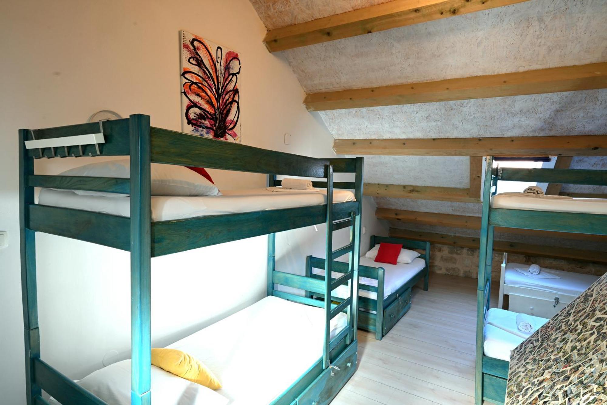 White Rabbit Hostel Χβαρ Εξωτερικό φωτογραφία