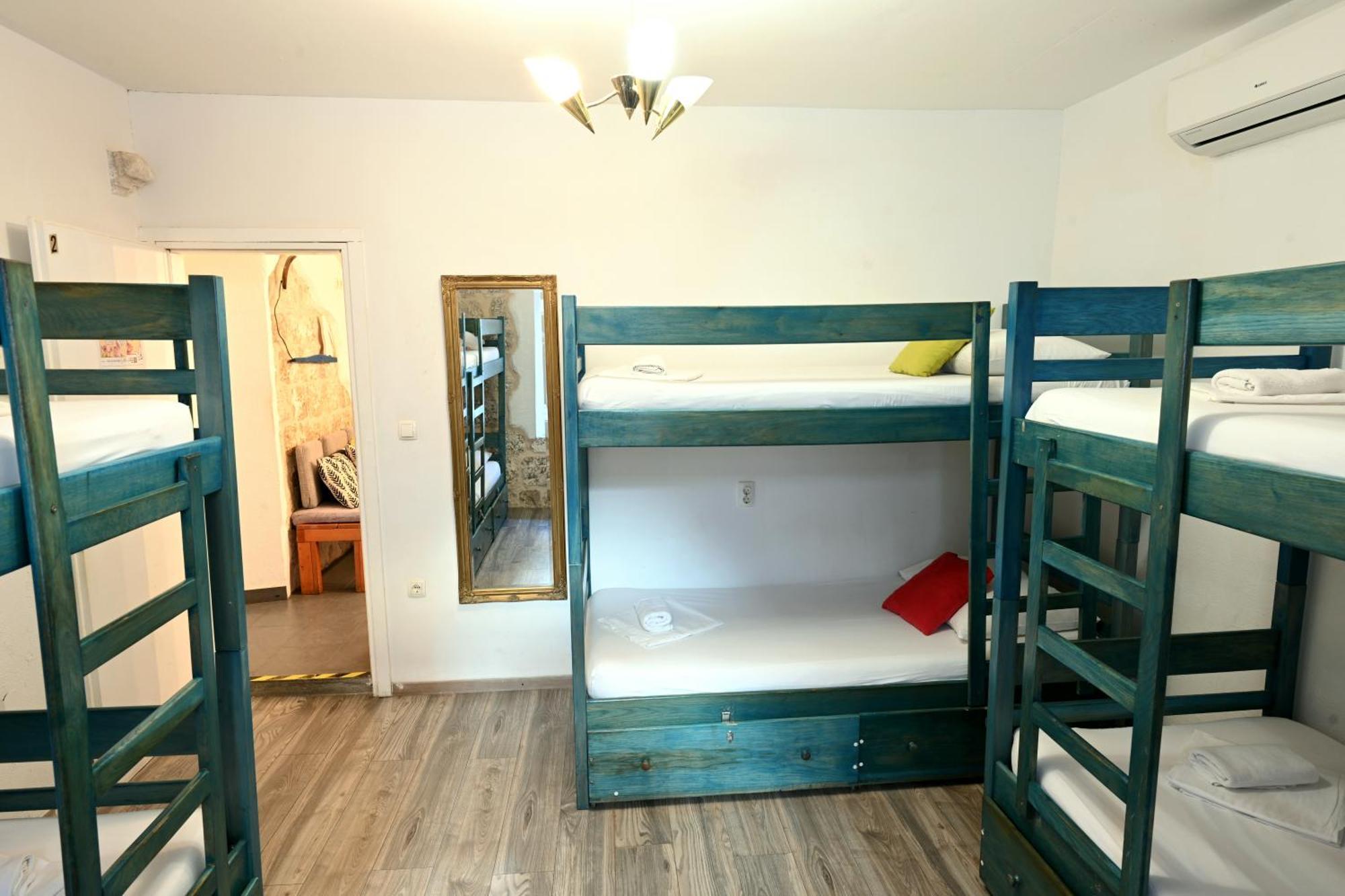 White Rabbit Hostel Χβαρ Εξωτερικό φωτογραφία
