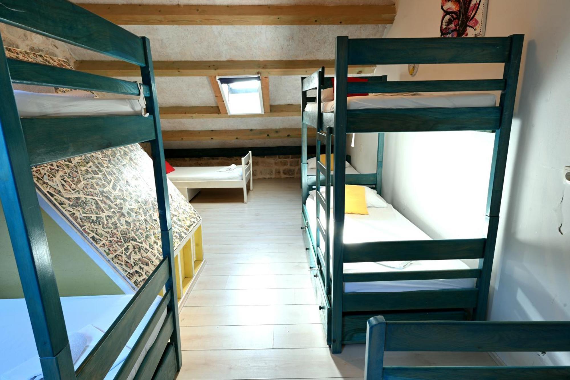 White Rabbit Hostel Χβαρ Εξωτερικό φωτογραφία
