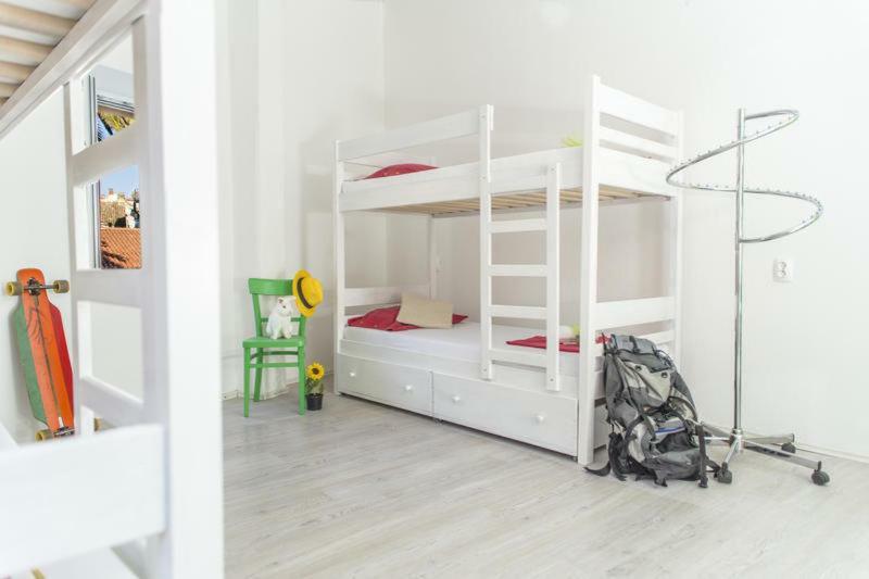 White Rabbit Hostel Χβαρ Εξωτερικό φωτογραφία